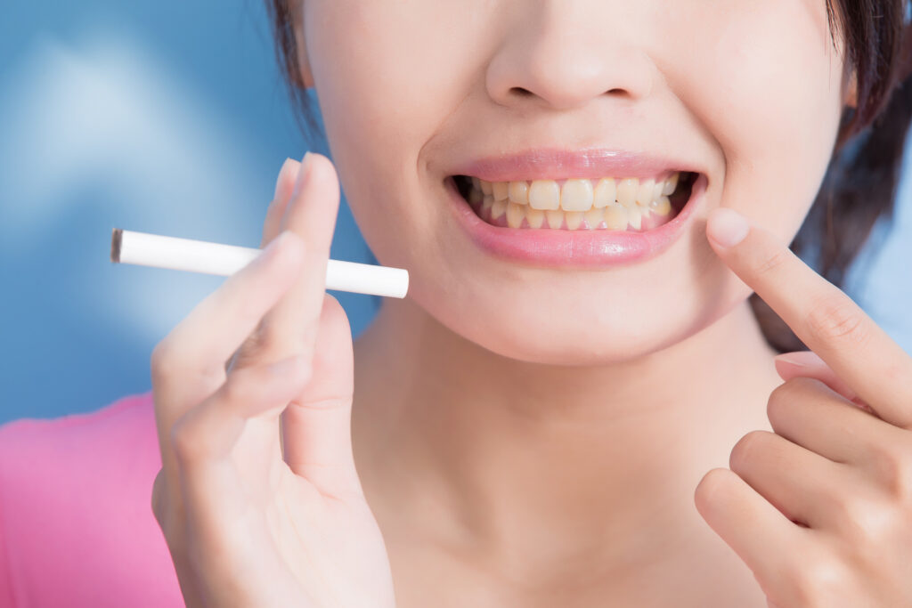 Produtos tóxicos para a saúde oral que os seus pacientes devem evitar